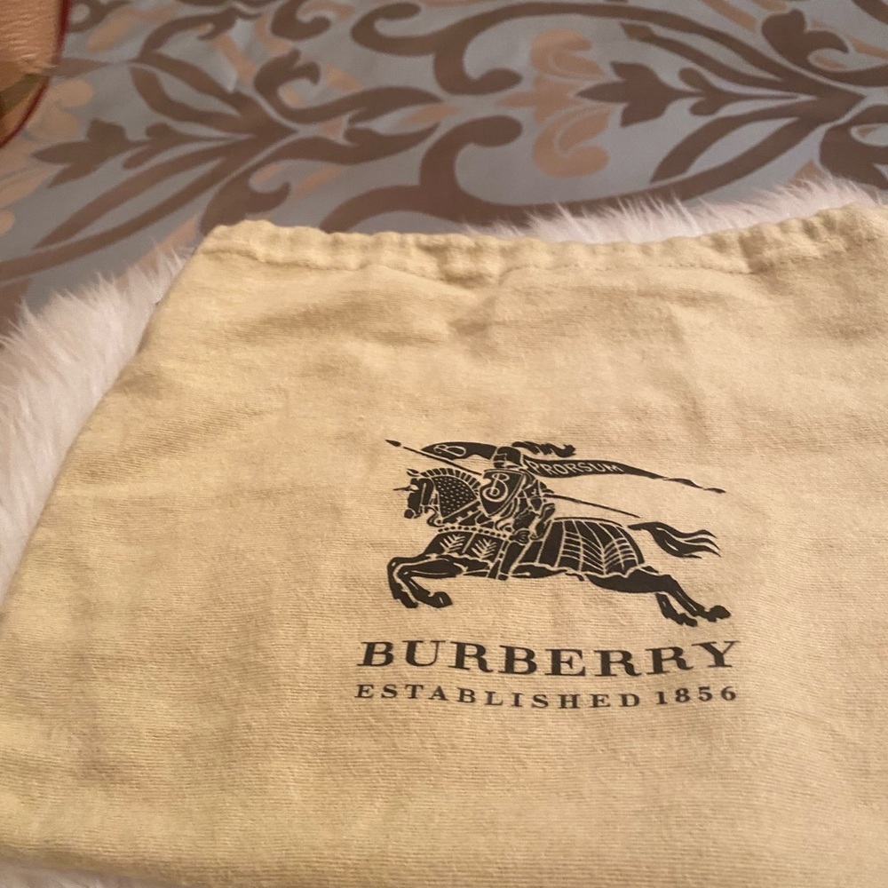 Burberry Haymaker Wristlet w/ Gold Chain COA - Picture 8 of 11